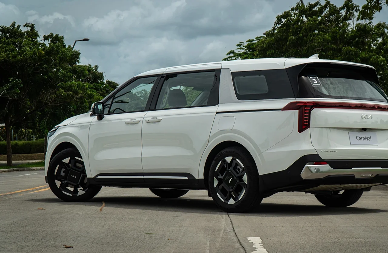 KIA Grand Carnival 4 Vehicle gallery slider 1280 × 854