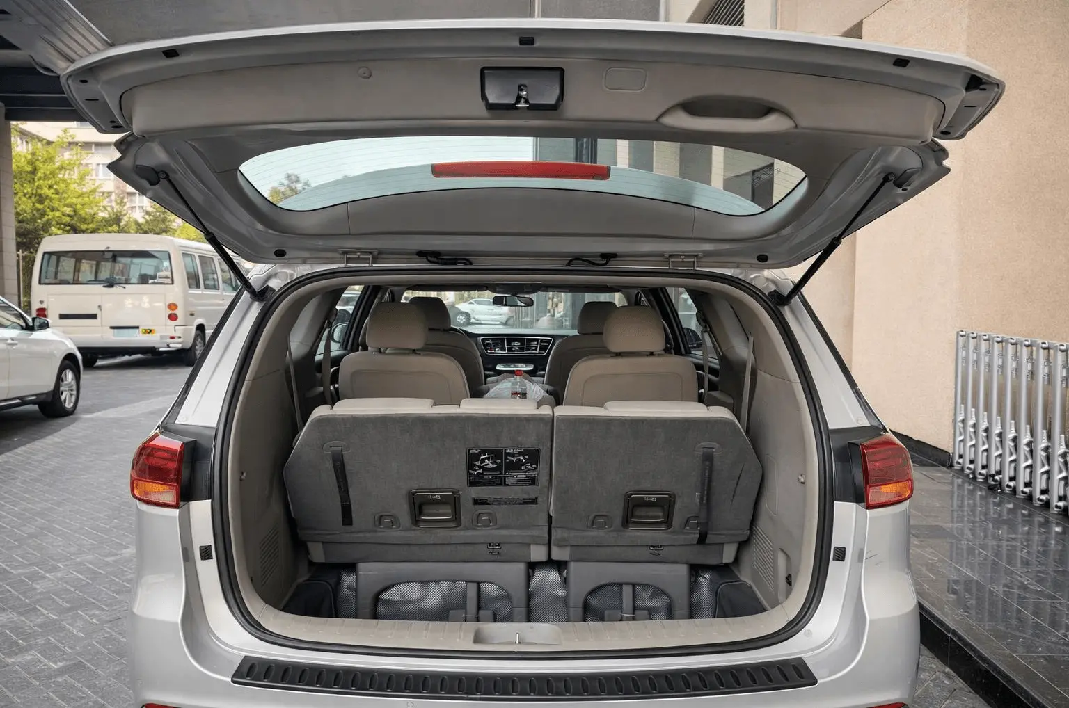 KIA Grand Carnival Back interior